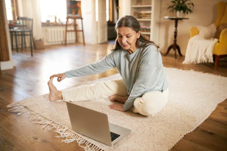 mujer tercera edad haciendo ejercicio en casa