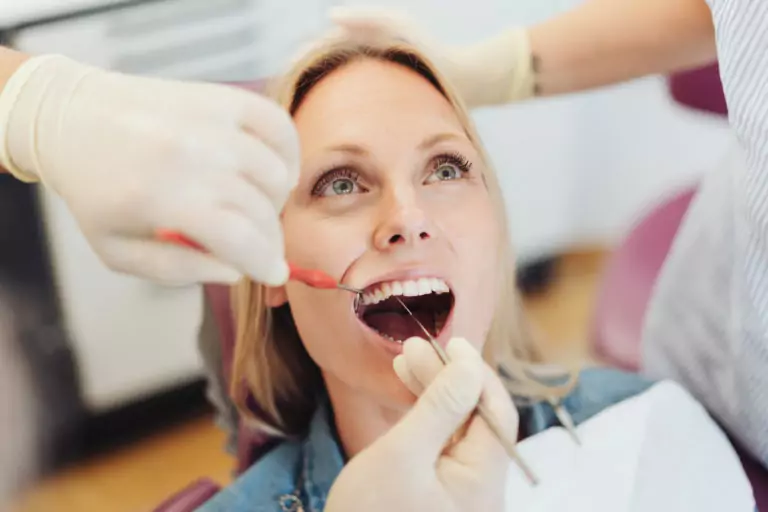 mujer en el dentista haciendo una revisión