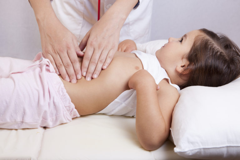 niña en el médico en observación