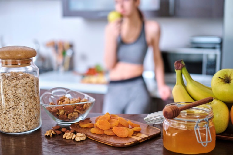 Mujer cuida de su inmunidad natural haciendo deporte y llevando una alimentación saludable