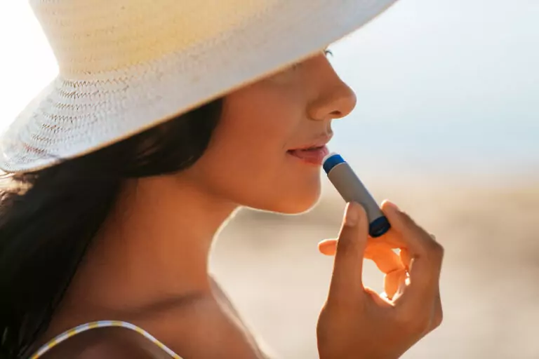 Vacaciones con sorpresa: el impacto del sol en la activación del herpes simple y cómo puedes prevenirlo