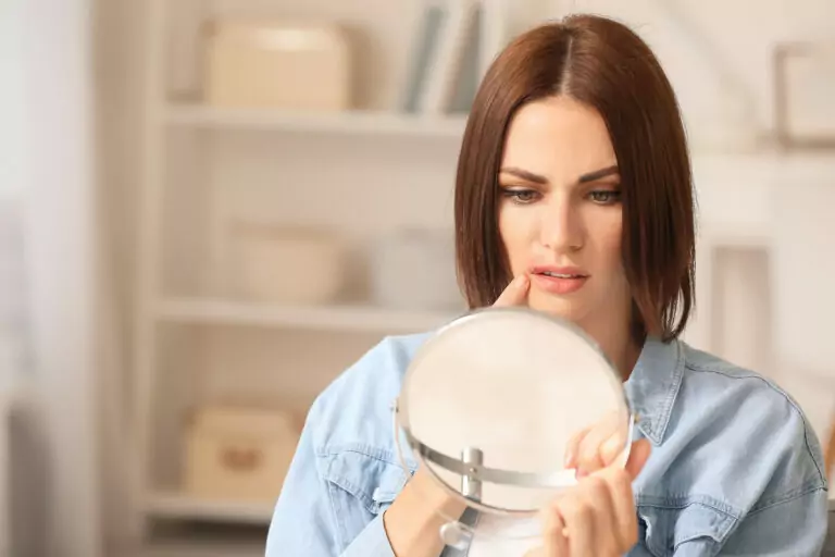 Menstruación, herpes labial.